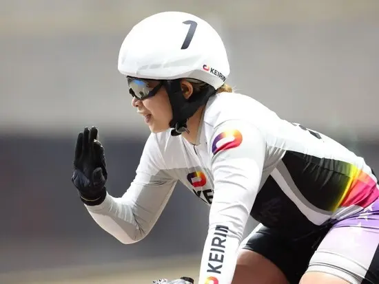 競輪祭女子王座戦でガールズグランプリ2024への出場を決め、観客に手を振る石井　photo by Takahashi Manabu