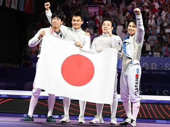男子フルーレ団体で初の金メダルを獲得。左から２番目が松山　photo by JMPA