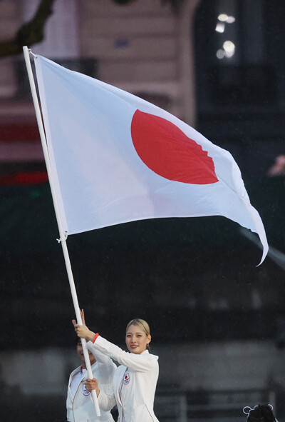 パリ五輪の開会式で日本チームの旗手を務めた江村photo by Kyodo News