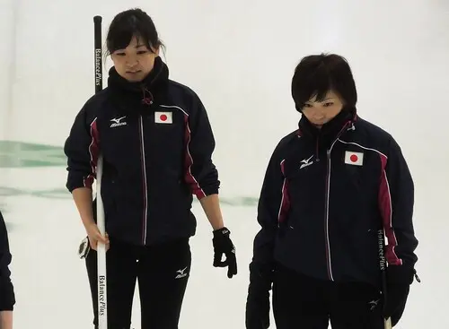 吉田知那美（左）が北海道銀行フォルティウスの頃からいろいろと教わってきたという小笠原歩（右）photo by Takeda Soichiro