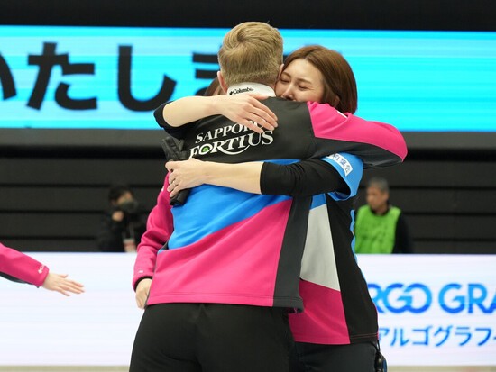 日本選手権を制してニクラス・エディンコーチと喜びを分かち合う吉村紗也香