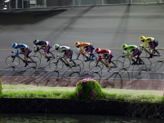 佐藤（４番車・青）が先頭のまま最終コーナーに差しかかるphoto by Takahashi Manabu