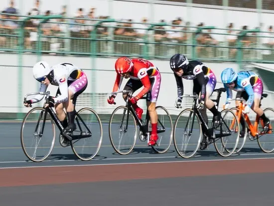 先頭に出た佐藤は低い姿勢で加速　photo by Photoraid