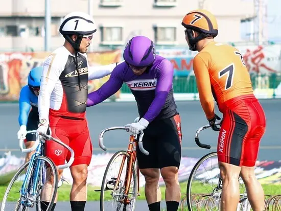 ゴール後、近畿勢３人が労をねぎらう　photo by Photoraid