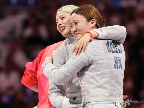 銅メダル獲得を喜び合う尾﨑（右）と江村美咲（左）　photo by JMPA