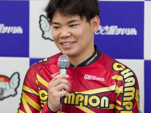 ダービーの優勝会見で笑顔を見せる吉田 photo by Takahashi Manabu