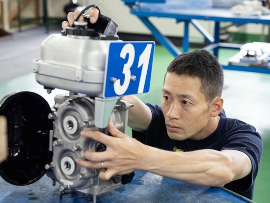 真剣な表情でエンジンを確認する渡邉　photo by Ishikawa Takao