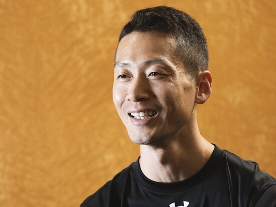 柔和な笑顔で誠実に語る渡邉　photo by Ishikawa Takao