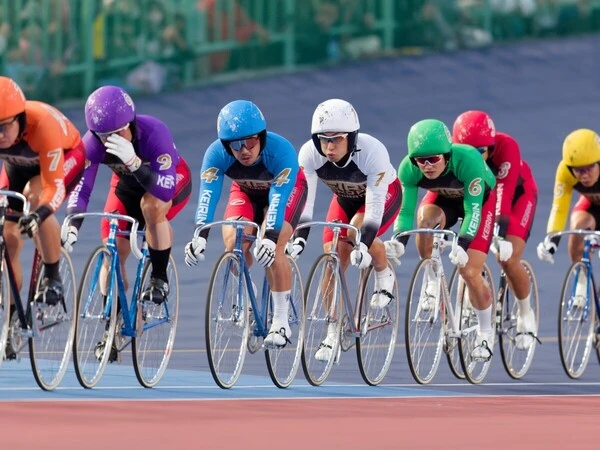 郡司（白・１番車）は中団に入り様子をうかがう　photo by Takahashi Manabu