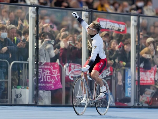 観客の歓声に応える郡司　photo by Takahashi Manabu