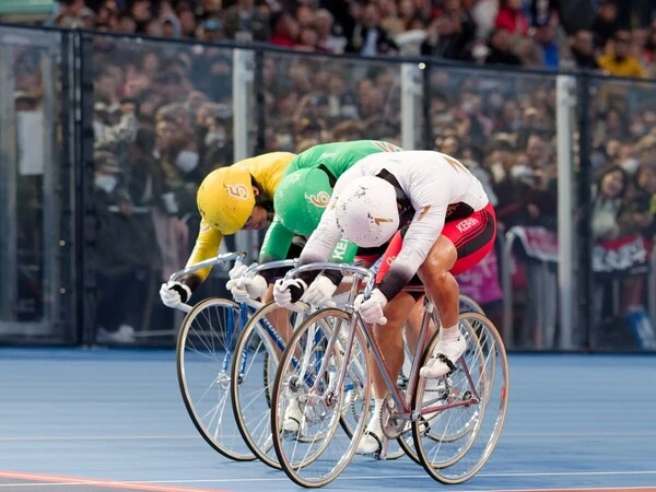 ゴール線付近。右から１着の郡司、２着の阿部、３着の吉田　photo by Takahashi Manabu