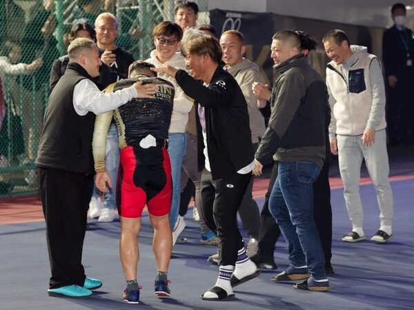 最後は仲間たちの祝福に涙を見せた　photo by Takahashi Manabu