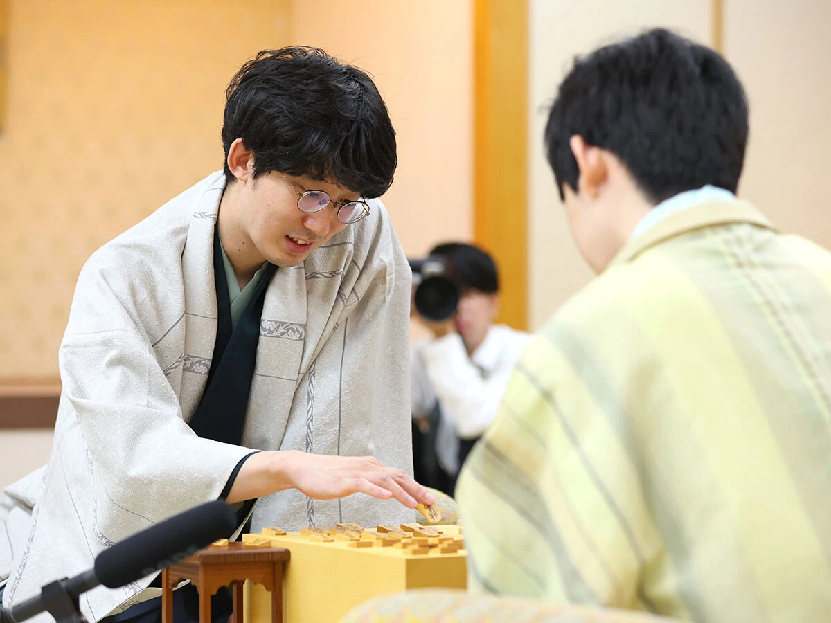 藤井聡太棋聖（右）に挑んだ杉本和陽六段　photo by Sankei Visual