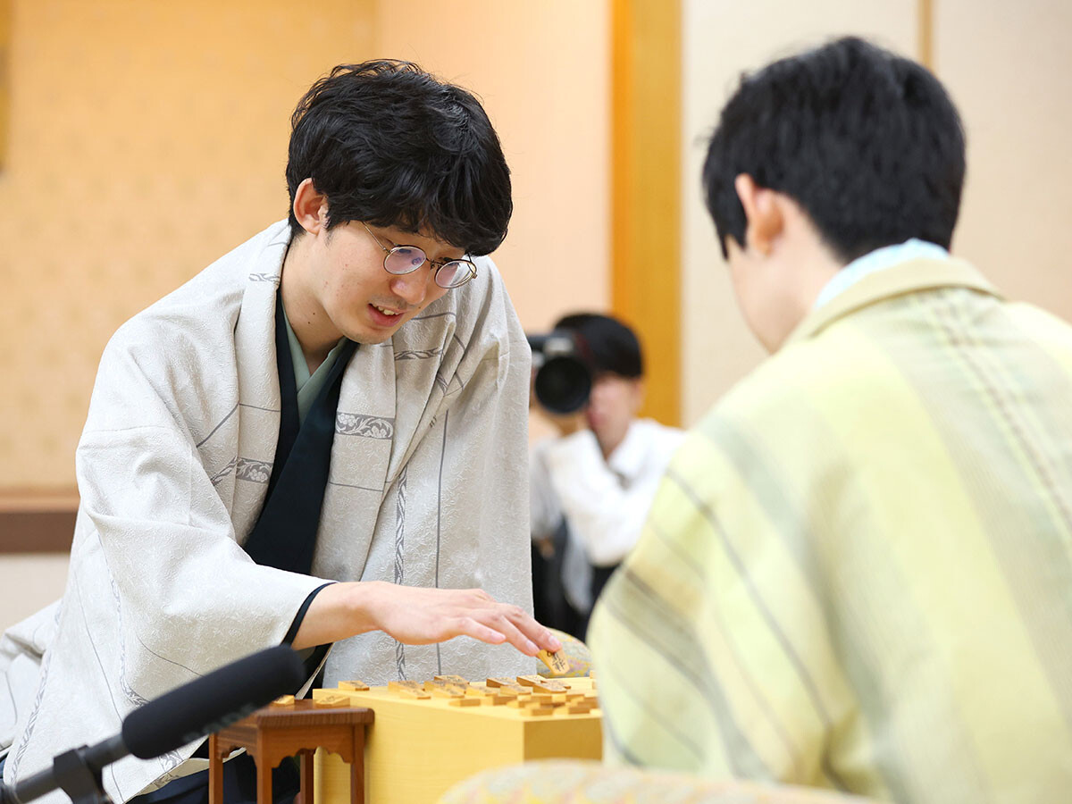 杉本和陽六段が振り返る藤井聡太棋聖との初タイトル戦　師匠の形見を羽織って挑み、「一番好きな瞬間」を体感した