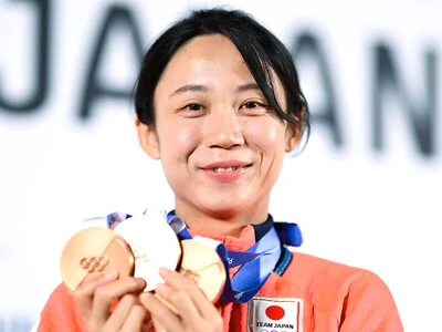 メダリスト会見で３つのメダルを披露する髙木美帆 photo by Asami Enomoto/JMPA