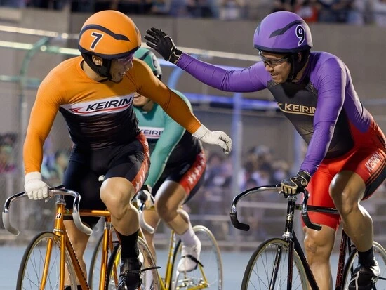 GⅠ開催「オールスター競輪」のゴール直後。寺崎（左）と脇本雄太（右）photo by Manabu Takahashi