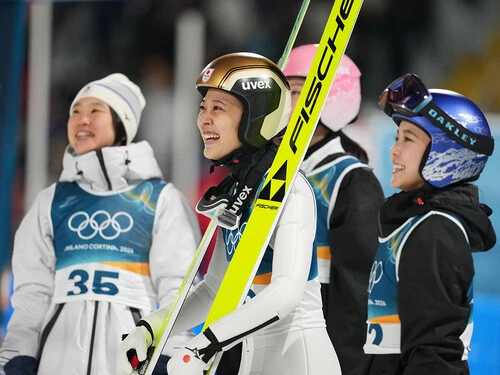 喜びを分かち合った丸山希のノーマルヒル個人の銅メダルphoto by Tsutomu Kishimoto/JMPA