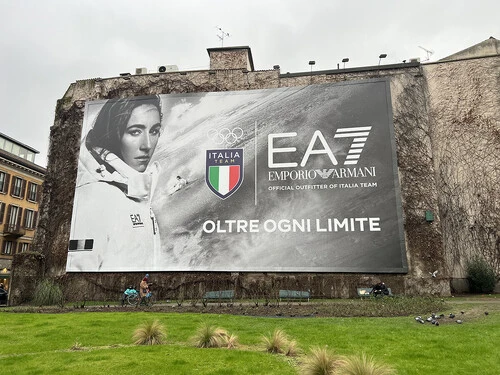 ミラノ・スカラ座近くの建物に掲げられたソフィア・ゴッジャの写真 photo by Yoshiyuki Komiya