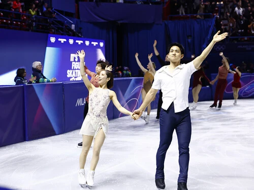 エキシビションで観客の声援に応える三浦璃来と木原龍一　photo by Sunao Noto / JMPA