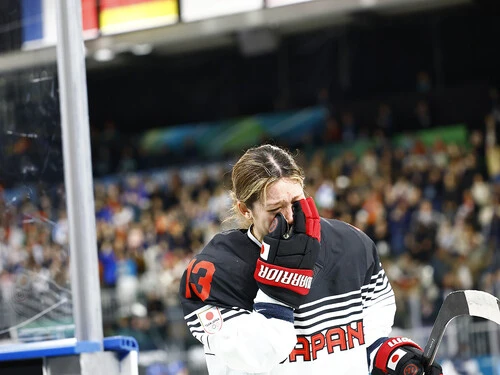 イタリア戦後、涙を流しながらリンクをあとにするスマイルジャパンの輪島夢叶 photo by Sunao Noto / JMPA