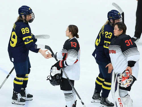 試合後、スウェーデンの選手と握手をする輪島夢叶, 川口莉子 photo by Reuters／AFLO