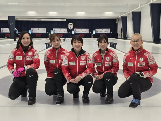 世界選手権に挑むカーリング女子日本代表のロコ・ソラーレ。写真左から藤澤五月、吉田知那美、鈴木夕湖、吉田夕梨花、小穴桃里　photo by (c)JCA