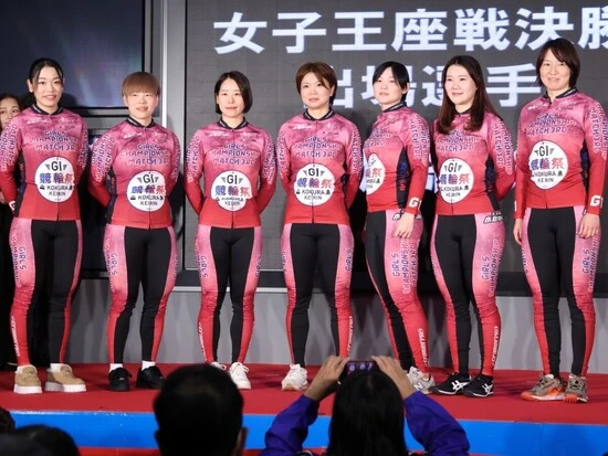 競輪祭女子王座戦での決勝選手紹介。一番左が佐藤。左から３人目が大浦。佐藤が優勝を飾った　photo by Manabu Takahashi