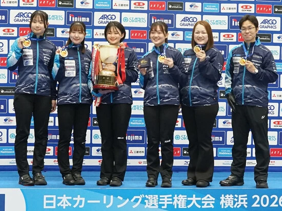 日本選手権を制したSC軽井沢クラブ。写真左からリード川田亜依、セカンド金井亜翠香、サード上野結生、スキップ上野美優、リザーブ小栁麻葉、西室雄二コーチ