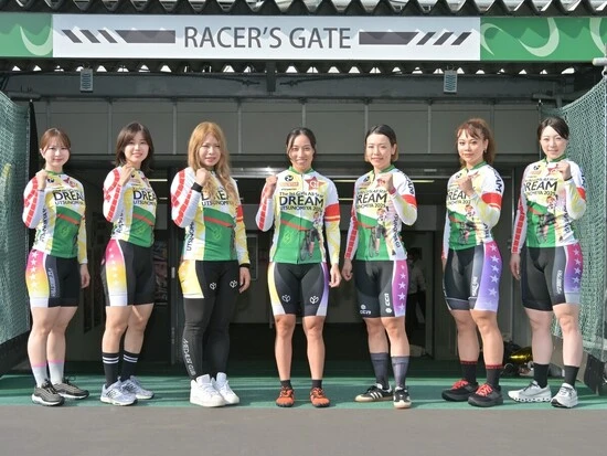 昨年出場したガールズドリームレースのメンバー。河内（左端）は５着だった