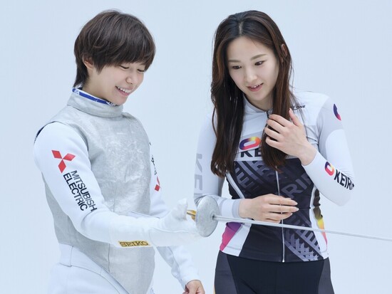 フェンシングの剣に興味津々の鈴木に、丁寧にレクチャーする宮脇　photo by Noto Sunao（a presto）