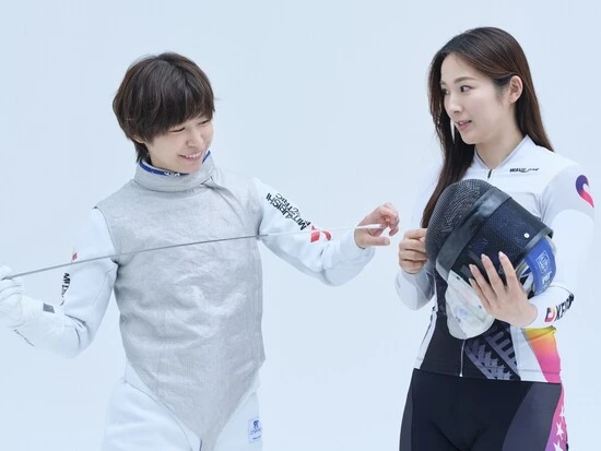 剣とマスクでフェンシングの魅力を伝える宮脇と熱心に聞く鈴木　photo by Sunao Noto（a presto）