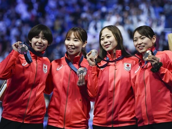 パリオリンピックの女子フルーレ団体で銅メダルを獲得した選手たち。一番左が宮脇　photo by JMPA