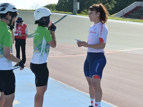 太田りゆからポストカードを受け取り感激する山田。この記憶が忘れられないという　photo by Torao Kishiku