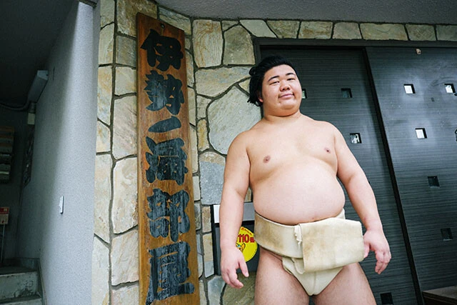 伊勢ノ海部屋の看板の前で