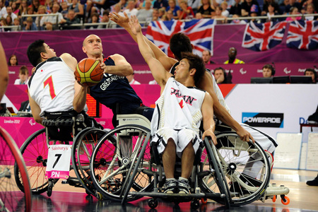 車椅子バスケットボールで使用される車椅子も競技用に開発されている