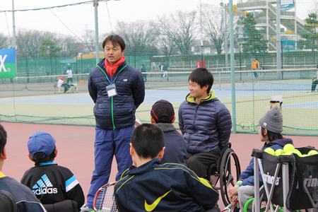 大会を主催した丸山弘道コーチ（左）と、ボランティアで駆けつけた国枝慎吾選手