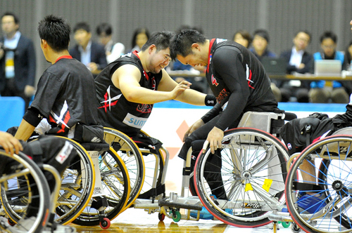 リオパラ出場が決まった瞬間、涙する藤本怜央（右）と香西宏昭（左）