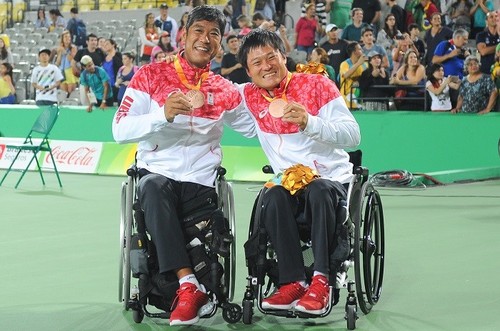 齋田悟司（左）と銅メダルを獲得し、最後は笑顔で終えた国枝慎吾（右）