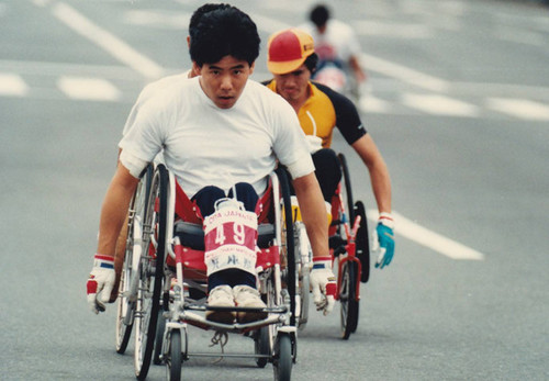 1986年「第６回大分国際車いすマラソン大会」に出場したときは普通の車いすに近い４輪だった／永尾さん提供