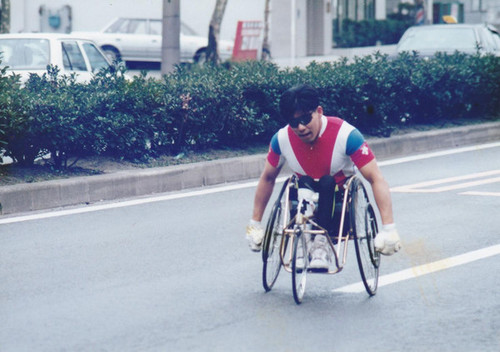 89年「第９回大分国際車いすマラソン大会」。３輪に進化しているが、脚は前に出す形／永尾さん提供