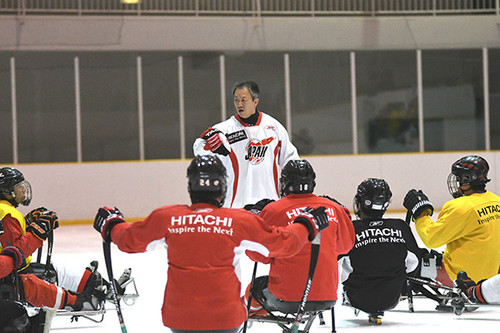 中北浩仁監督（中央）を中心に、緊張感ある練習を積むパラアイスホッケー日本代表