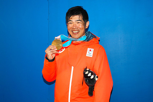 金メダルを獲得し、笑顔で平昌パラリンピックを終えた新田佳浩