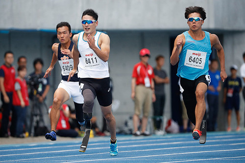 国内でも強豪選手に引けをとらない走りを見せる井谷俊介（中央） photo by SportsPressJP/AFLO