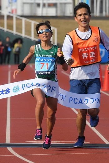 伴走者の志田淳さんと世界記録でゴールした道下美里選手