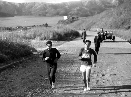 第24回大会のレース風景。砂利道の芦ノ湖畔を走る選手たち