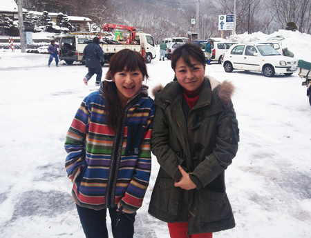 岩手県出身の女性ランナー、阿部美由紀さん（左）と再会して東京マラソンでの完走を約束