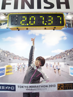 東京マラソンEXPOでフィニッシュゲートのレプリカを発見。上に表示されている時間は昨年の優勝タイムです！ 