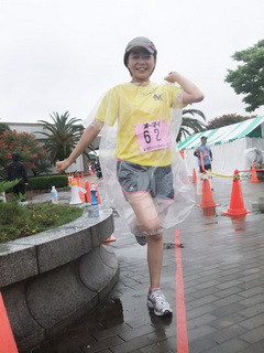 雨に負けないためにゴミ袋をかぶって雨のレースを走りました！