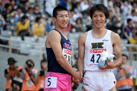レース後の握手で笑顔を見せた桐生祥秀（左）と山縣亮太（右）