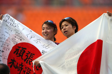 福士加代子（右）は銅メダルを獲得し、木崎良子（左）は４位入賞を果たした。